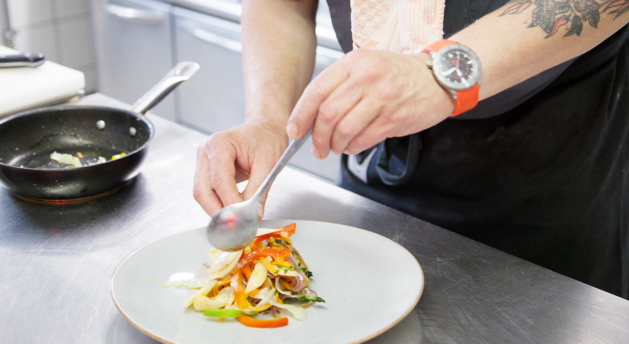 Gasthaus Vilstalsäge – Speisen anrichten in der Küche